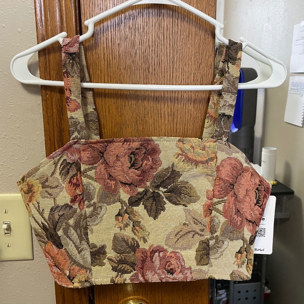 ROMWE Rose Tapestry Crop Top